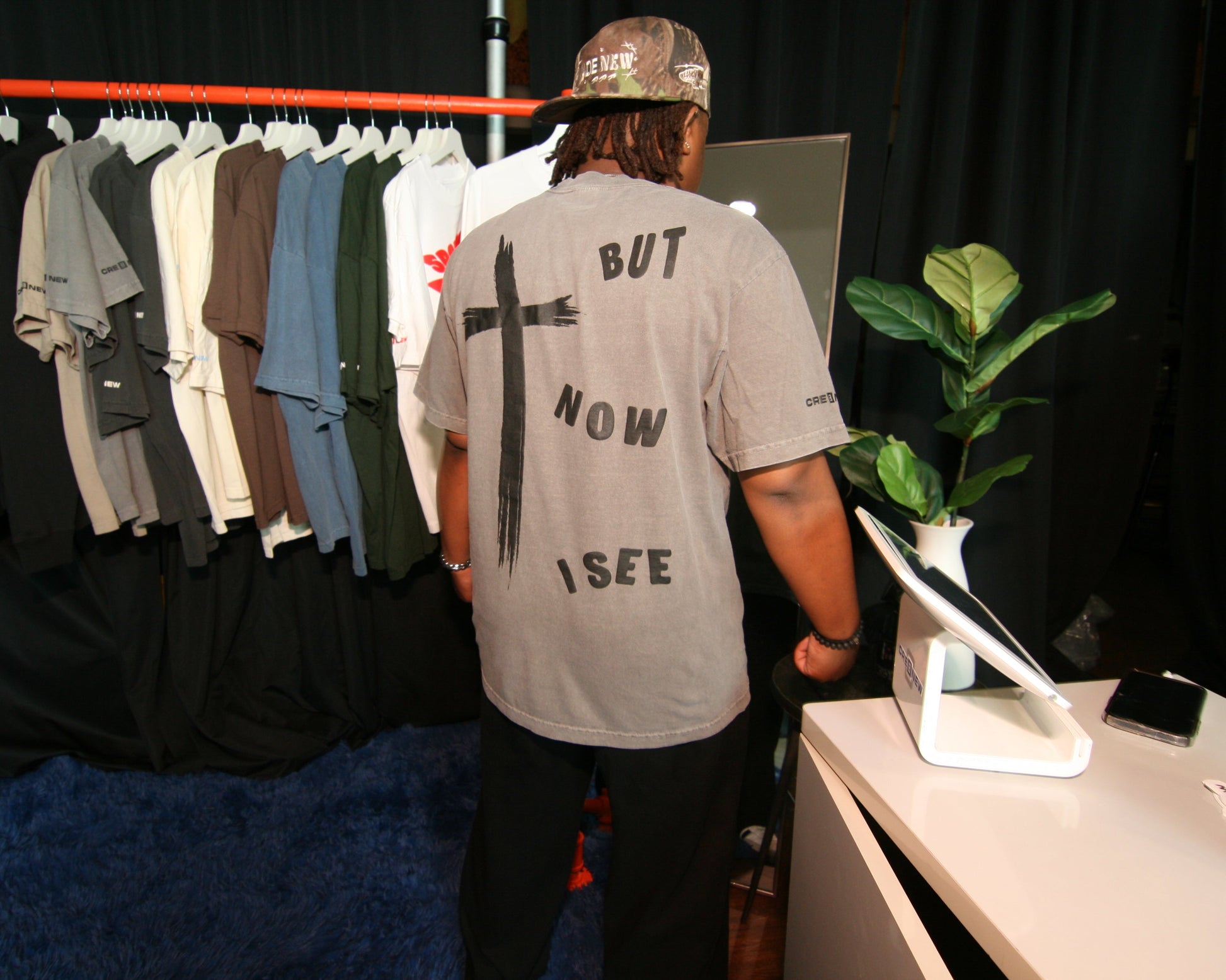 MODEL WEARING GRAY OVERSIZED CHRISTIAN MERCH WITH BUT NOW I SEE WITH A CROSS FROM THE FAITH-BAISED APPREL BRAND CRE8NEW
JESUS LOVES YOU